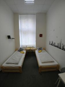 布尔诺ApartHostel Brno的两张床位于带窗户的房间内