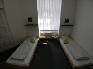 布尔诺ApartHostel Brno的小型客房 - 带2张床和窗户