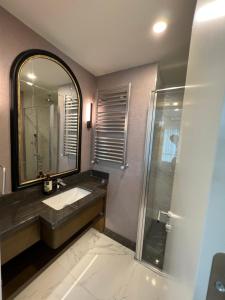 伊斯坦布尔Family luxury Apartment 2 BEDROOM +SALOON的一间带水槽和镜子的浴室
