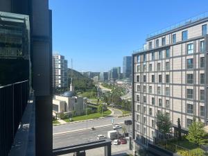 伊斯坦布尔Family luxury Apartment 2 BEDROOM +SALOON的从大楼欣赏到城市街道的景色