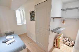 贝尔热拉克T2 Grand Espace calme et confort的小房间设有一张床和一个衣柜