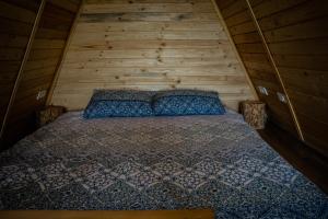 皮亚特拉-尼亚姆茨Casuta Mea的小木屋内一间卧室,配有一张床