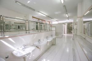 滨海托萨Kampaoh Tossa de Mar的白色的浴室设有3个水槽和镜子