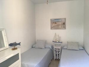 卡拉费尔安静度假屋 - 距离海滩5英尺的卧室配有两张床,墙上有一条船
