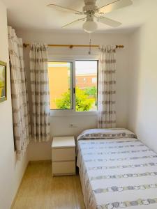 卡拉费尔安静度假屋 - 距离海滩5英尺的一间卧室设有一张床和两个窗户。
