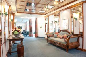 爱尔福特赞姆诺德安姆安格酒店的客厅配有沙发和桌子