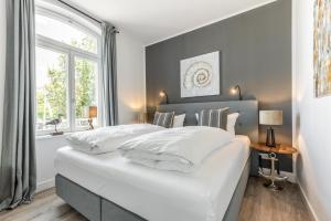 韦斯特兰NEU! Exklusives Apartment Turmkoje im Herzen Westerlands的卧室配有一张大白色床和窗户