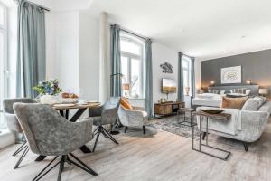 韦斯特兰NEU! Exklusives Apartment Turmkoje im Herzen Westerlands的客厅配有桌椅和沙发