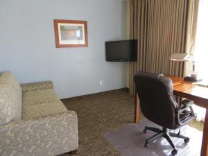 帕罗奥多皇冠汽车旅馆的酒店客房配有书桌、椅子和沙发。