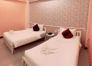 Ban Bang Kho维斯塔格酒店的一间设有两张床铺和毛巾的房间
