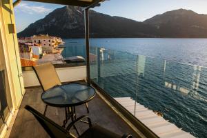 米提卡斯HOTEL ALEXANDER的阳台配有椅子,享有水景