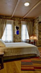 马尔马里斯Bono Hotel Old Town的一间卧室设有一张大床和两个窗户。