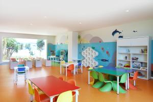 普拉亚布兰卡Iberostar Selection Lanzarote Park的儿童房配有桌椅和桌子