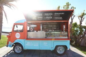 普拉亚布兰卡Iberostar Selection Lanzarote Park的一辆食品车停在人行道上