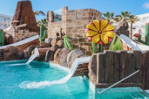 普拉亚布兰卡Iberostar Selection Lanzarote Park的瓦特迪斯尼世界度假酒店的水滑梯