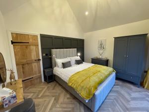 Crawshaw BoothCedar Lodge的一间卧室配有一张带黄色毯子的大床