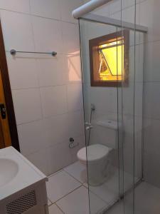 帕拉蒂Maresia Hostel Paraty BR的一间带卫生间和玻璃淋浴间的浴室