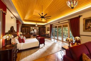 马迪凯里Coorg Wilderness Resort & Spa的一间卧室设有一张床和一间客厅。