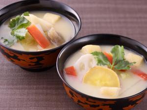 奈良奈良日航国际酒店的两个黑碗汤,配蔬菜和水果