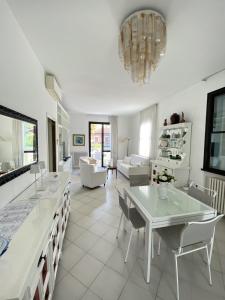 里乔内Villetta Trieste-Flexrent Abissinia的厨房以及带桌椅的起居室。