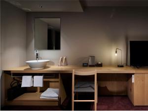 札幌hotel androoms Sapporo Susukino的浴室设有水槽和镜子