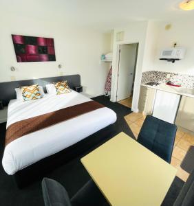 基督城298西区汽车旅馆的酒店客房设有一张大床和一张桌子。