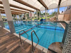 凯撒利亚lasuita- exclusive suites cesarea- sea view suite的大楼内一个蓝色的大型游泳池