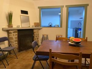 BonnatMaison pittoresque et cozy的一间带桌子和壁炉的用餐室
