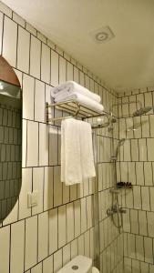 马尔马里斯Bono Hotel Old Town的浴室设有卫生间,瓷砖墙壁上配有毛巾。