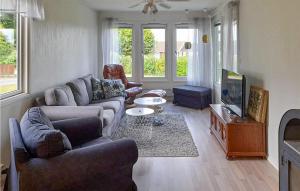 永比Nice Home In Ljungby With Wifi的带沙发和电视的客厅