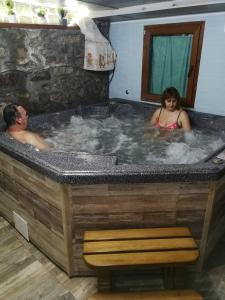 科普里夫什迪察莱伊酒店的热水浴池中的男女