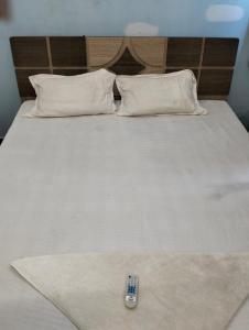 珀勒德布尔Suresh Guest House & Hotel By WB Inn的床上的遥控器