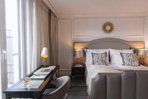 特隆赫姆历史酒店的酒店客房配有一张床和一张带椅子的书桌