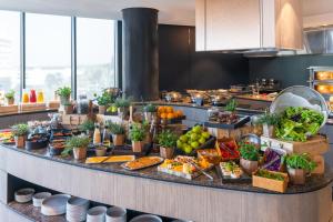 德班Radisson Blu Hotel, Durban Umhlanga的厨房里提供水果和蔬菜自助餐