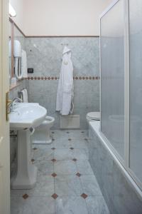巴勒莫Hotel Trinacria的一间带水槽、卫生间和淋浴的浴室