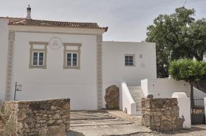 马尔旺Casa do Brasão的一座白色的建筑,前面有楼梯