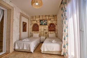 阿拉恰特迪格曼尼豪宅住宿加早餐旅馆的一间卧室设有两张床和窗户。