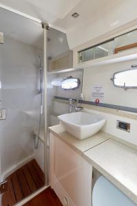 利明顿Marli II的一间带水槽和淋浴的浴室