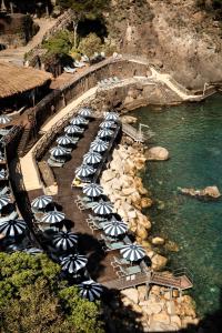 伊斯基亚Mezzatorre Hotel & Thermal Spa的一群在海边的遮阳伞