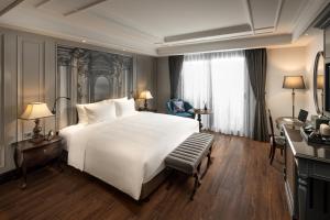 河内Meritel Hanoi的卧室设有一张白色大床和一扇窗户。
