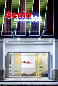 美娜多Genio Inn - MANTOS的标牌的通用商店前的商店