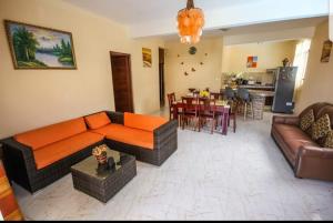 拉戈莱特Villa Soorkea的带沙发的客厅和用餐室