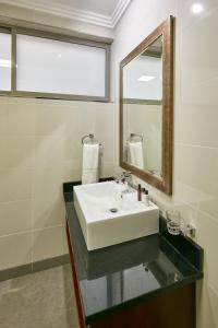 哈博罗内Regent Select Hotel的一间带水槽和镜子的浴室