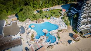 阿尔贝纳Hotel Gergana - Ultra All Inclusive的享有度假村内大型游泳池的顶部景致