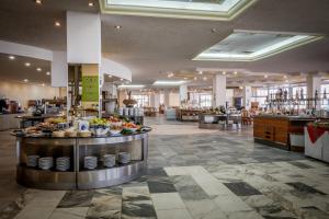 阿尔贝纳Hotel Gergana - Ultra All Inclusive的自助餐厅,提供自助餐,展示食物