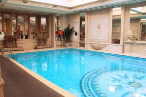 北京北京中航泊悦酒店 的在酒店房间的一个大型游泳池