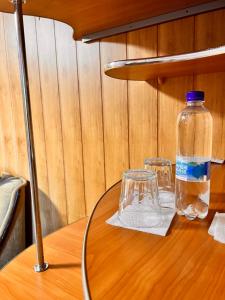 伊万诺-弗兰科夫斯克皮德亚瓦罗姆酒店的桌子上放有一瓶水和两杯眼镜
