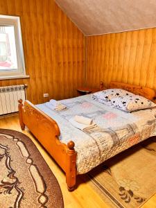 伊万诺-弗兰科夫斯克皮德亚瓦罗姆酒店的一间卧室,卧室内配有一张木床