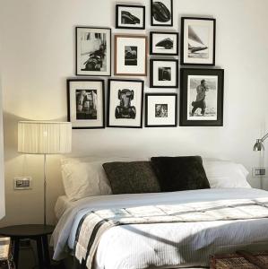 贝拉吉奥佩斯卡洛公寓的卧室配有一张大床,墙上挂有框图