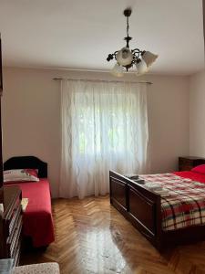 波德戈里察Gorica hill apartment的卧室配有床、吊扇和窗户。